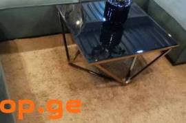 ჟურნალების მაგიდა