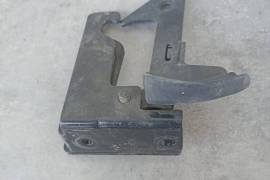 ავტონაწილები, ძარის ნაწილები, კაპოტის გამღები, MERCEDES-BENZ 